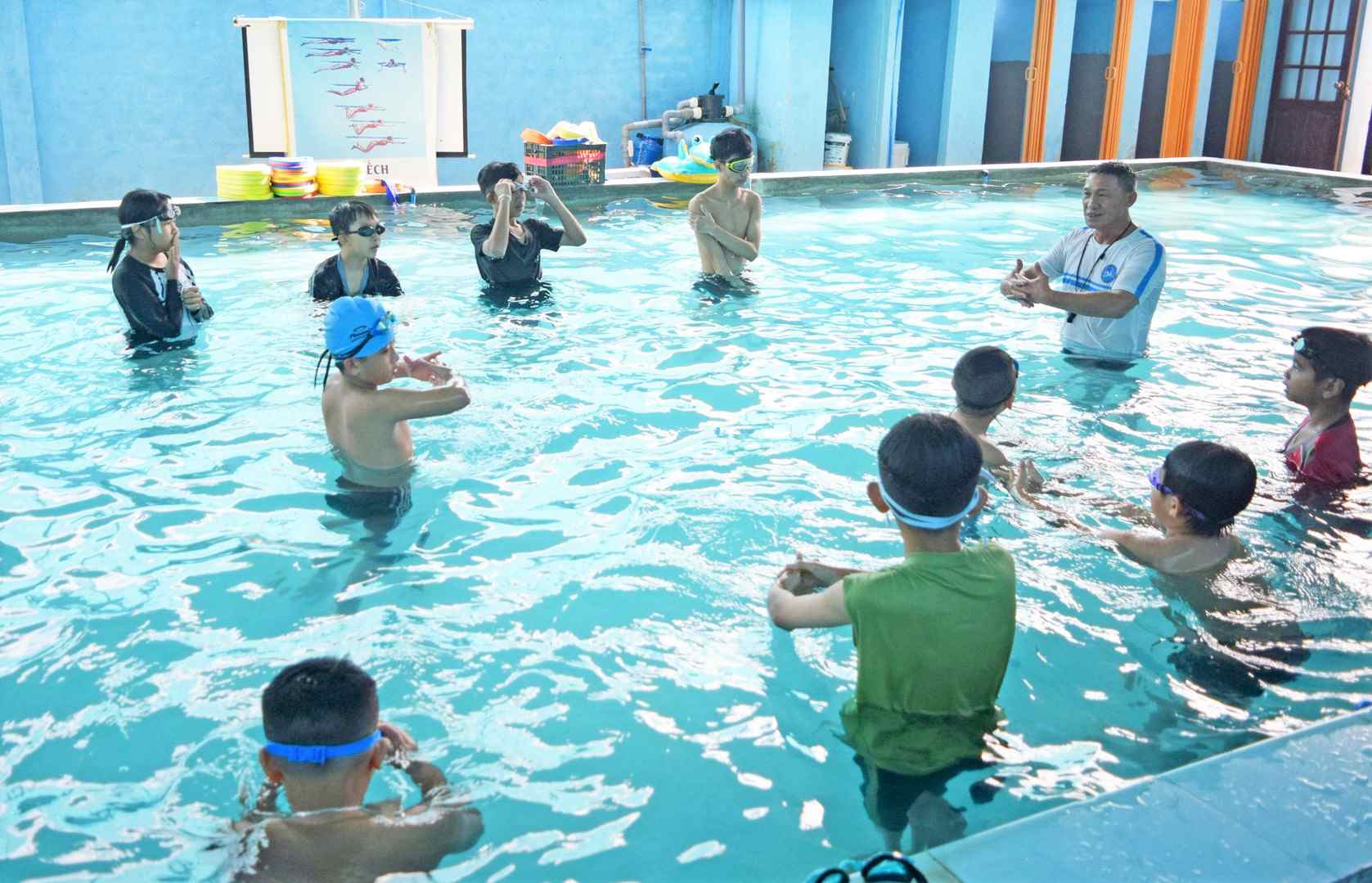Lam Dong is strengthening swimming lessons to equip children and students with prevention skills. Photo: Phuc Khanh