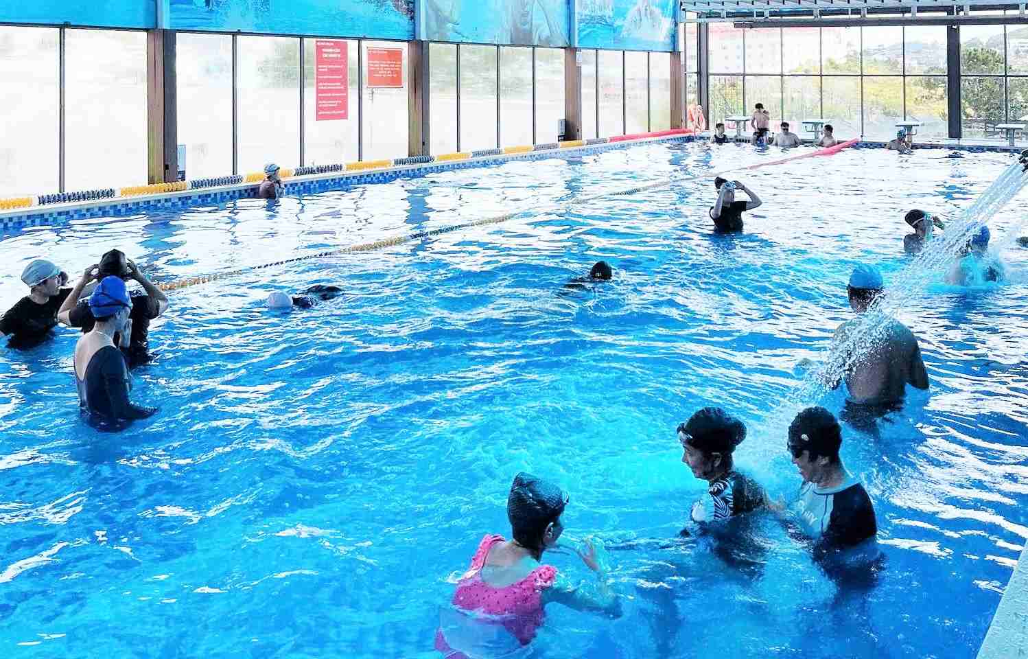 Cần đẩy mạnh tổ chức các hoạt động dạy bơi an toàn cho trẻ em để phòng chống hiệu quả nguy cơ bị đuối nước. Ảnh: Phúc Khánh
