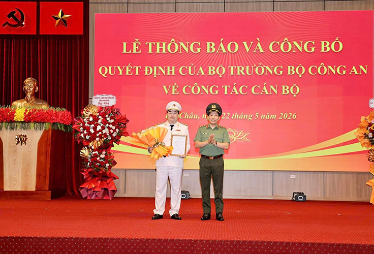 Senior Lieutenant General Le Van Tuyen - Deputy Minister of Public Security awarded the decision to transfer and appoint Colonel Bui Quyet Toan. Photo: Lai Chau Newspaper