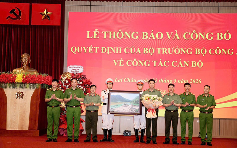 Lãnh đạo Công an tỉnh Lai Châu chúc mừng Thiếu tướng Nguyễn Viết Giang, Giám đốc Công an tỉnh Lai Châu nhận nhiệm vụ mới Cục trưởng Cục Xây dựng phong trào bảo vệ an ninh Tổ quốc - Bộ Công an. 