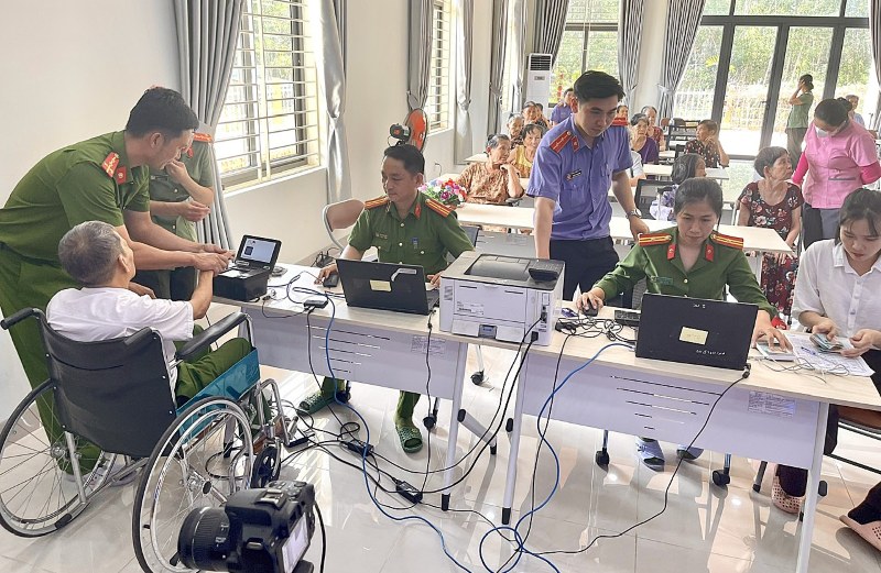 Việc đưa dịch vụ công đến tận nơi góp phần bảo vệ quyền dân sự, quyền lợi hợp pháp cho người cao tuổi, người yếu thế. Ảnh: CACC