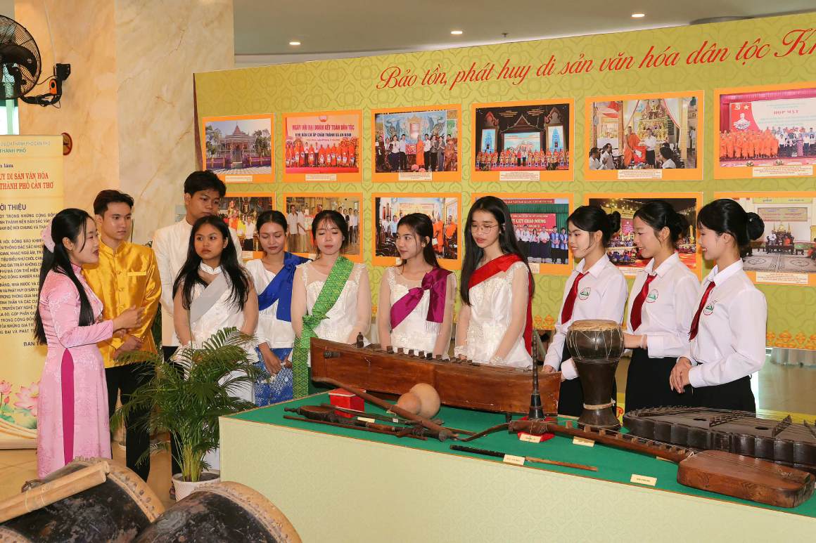 Các đại biểu tham quan khu trưng bày sách và nhạc cụ của đồng bào dân tộc Khmer. Ảnh: Tạ Quang