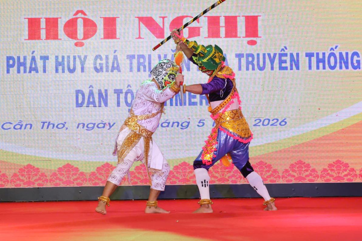 Nghệ nhân biểu diễn các tiết mục nghệ thuật của đồng bào dân tộc Khmer. Ảnh: Tạ Quang