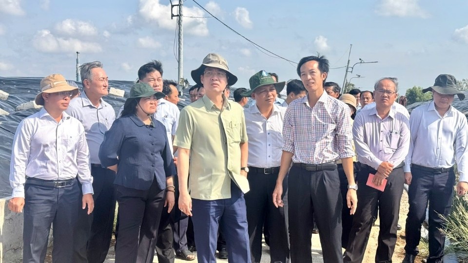 On May 9, Chairman of the Provincial People's Committee Tran Tri Quang and leaders of relevant departments and agencies inspected the reality at An Hiep landfill. Photo: Hoang Loc