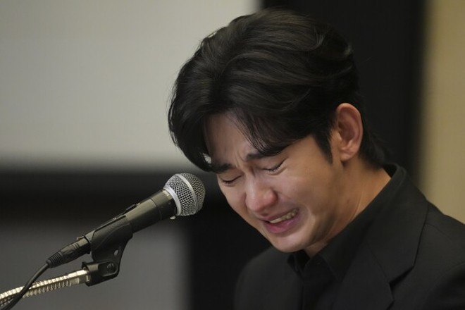 Kim Soo Hyun cries at the press conference. Photo: Cut from video