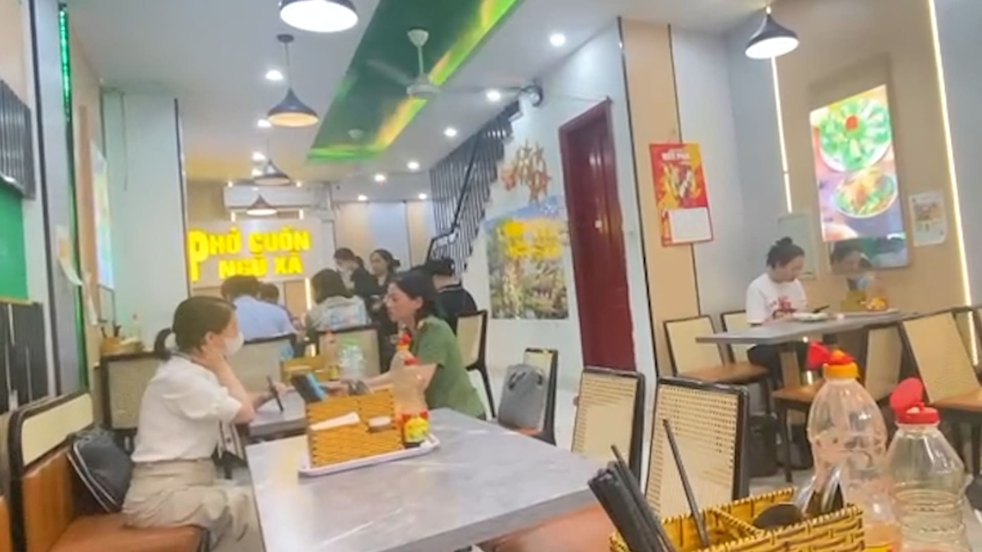 Cơm thố Bách khoa bị phản ánh khu chế biến bám bẩn, cơ quan chức năng kiểm tra đột xuất. Ảnh: Hoàng Khôi 