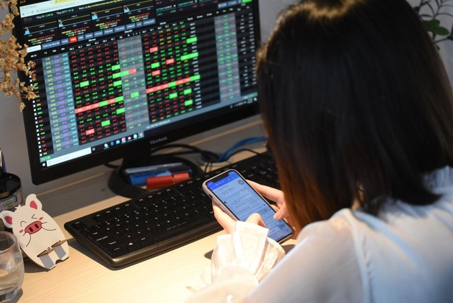 VN-Index decreased by nearly 32 points under pressure from real estate and banking groups. Photo: Le Toan
