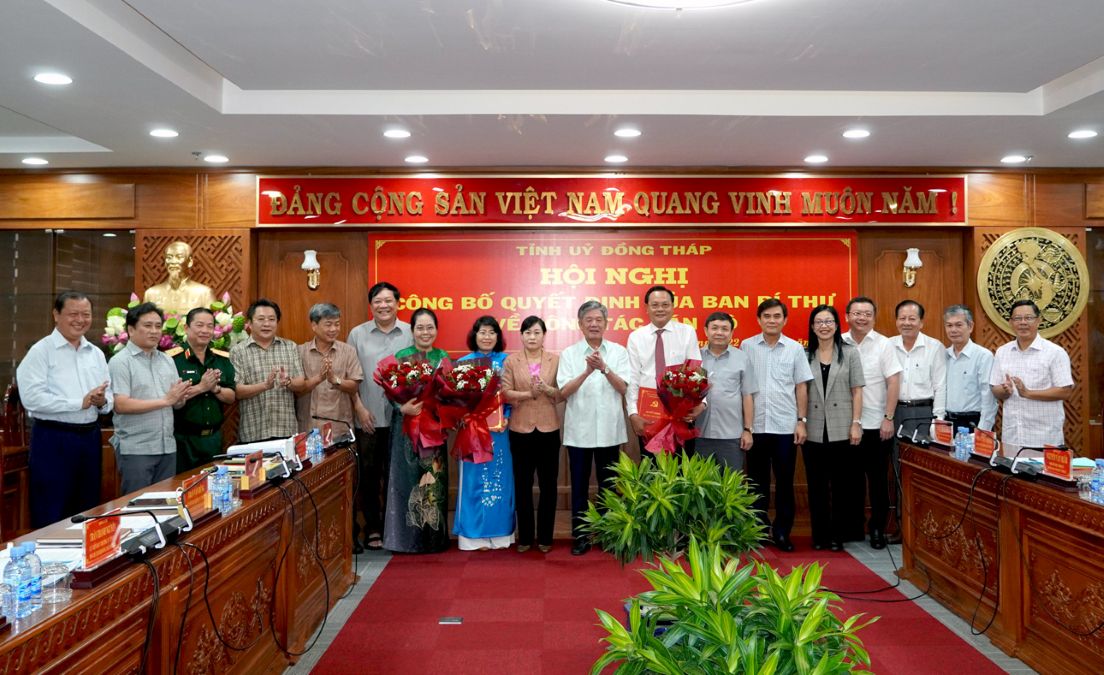 Thường trực Tỉnh ủy và Ban Thường vụ Tỉnh ủy chúc mừng 3 tân Ủy viên Ban Thường vụ Tỉnh ủy Đồng Tháp. Ảnh: Ánh Nguyệt
