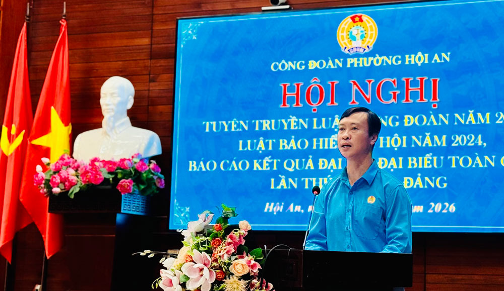 Hoi An Ward Trade Union coordinates with Hoi An Tay Grassroots Social Insurance to organize propaganda on the 2024 Trade Union Law and the amended 2024 Social Insurance Law for more than 120 officials, union members, and workers in the ward. Photo: Hoi An Trade Union