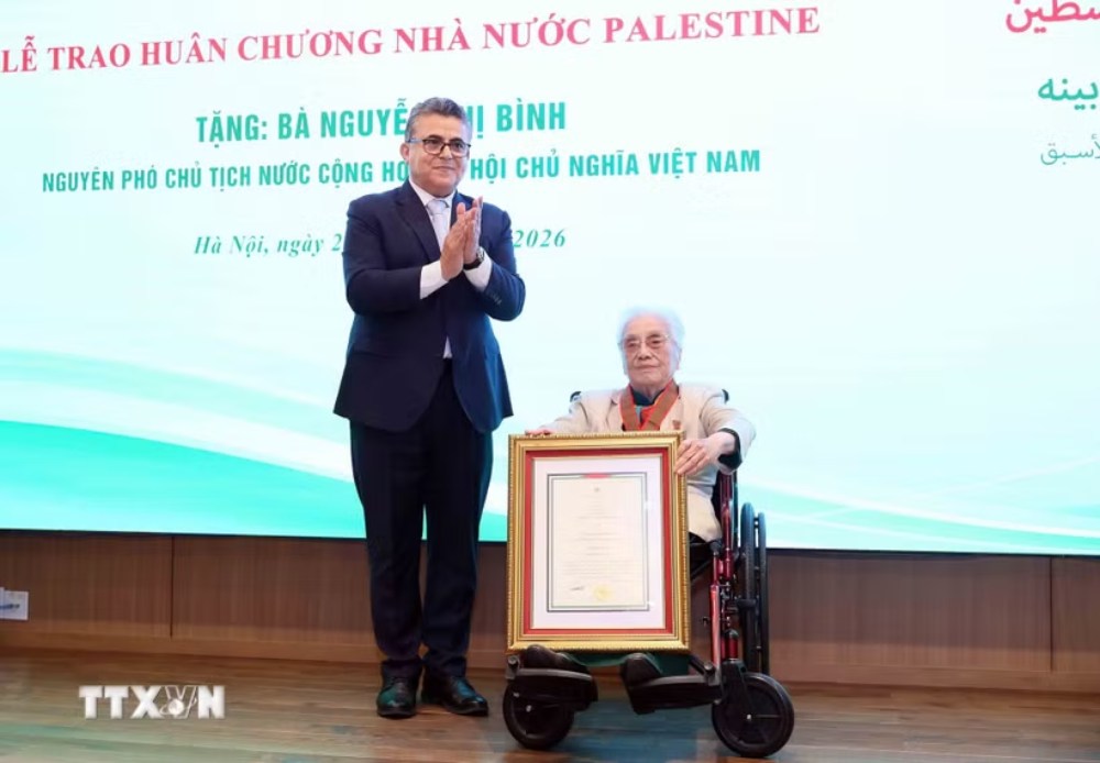 El Embajador Extraordinario y Plenipotenciario del Estado de Palestina en Vietnam, Saadi Salama, entrega la Orden de la "Estrella del Mérito" del Estado de Palestina a la ex Vicepresidenta Nguyễn Thị Bình. Foto: An Đăng/TTXVN