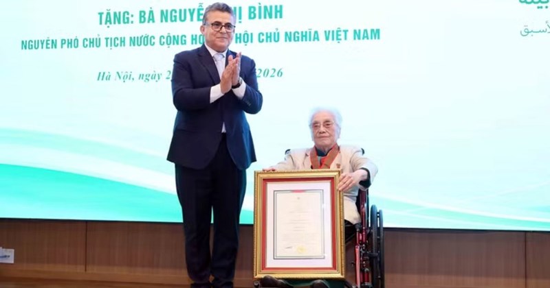 Nguyên Phó Chủ tịch Nguyễn Thị Bình nhận Huân chương Sao Vàng
