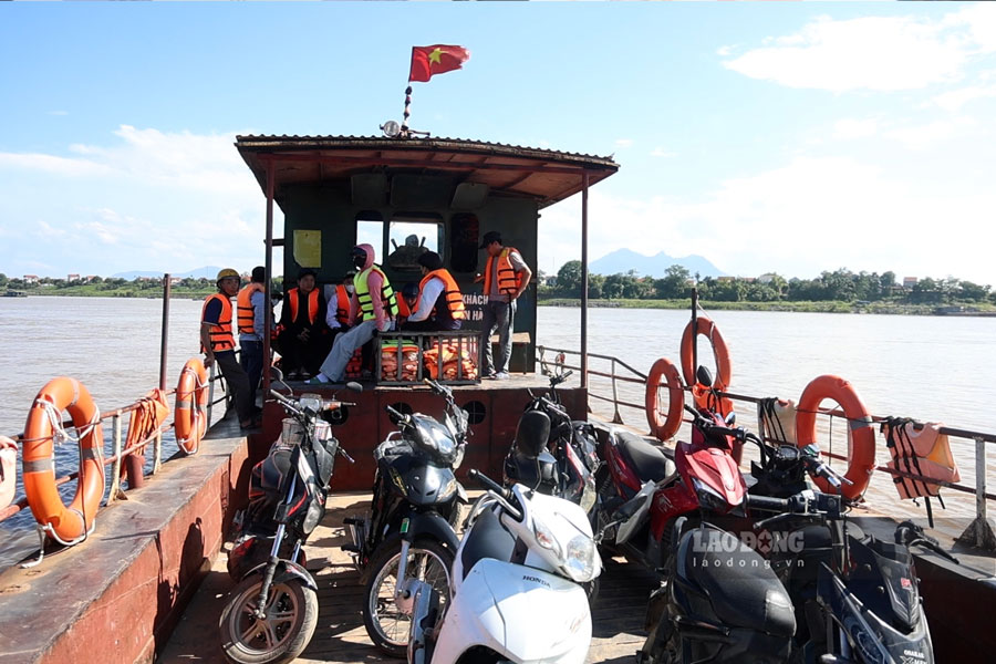 The arduous journey across the river to go to school of island commune students in Hanoi