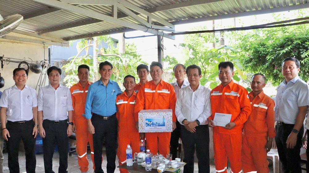 General Director of EVNCPC and leaders of the Corporation's Trade Union visit and encourage members of the Tay Bo Trach General Power Management Team. Photo: EVNCPC