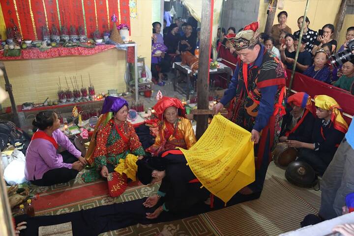 Teacher Tao preserves the spiritual and long-standing cultural values of the Tay and Nung people. Photo: Van Tiep