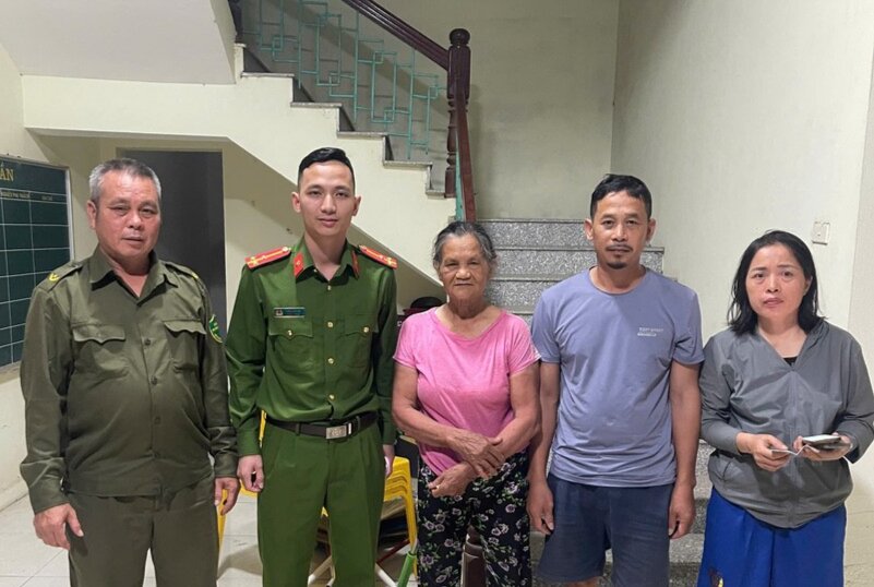 Police officers of Cao Duc commune (Bac Ninh province) support Ms. Nguyen Thi Trong, who got lost, to return to her family safely. Photo: Ministry of Public Security