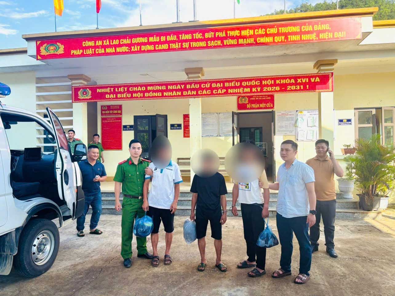 Công an xã Lao Chải đưa 3 đối tượng đi cai nghiện bắt buộc. Ảnh: Công an Lào Cai