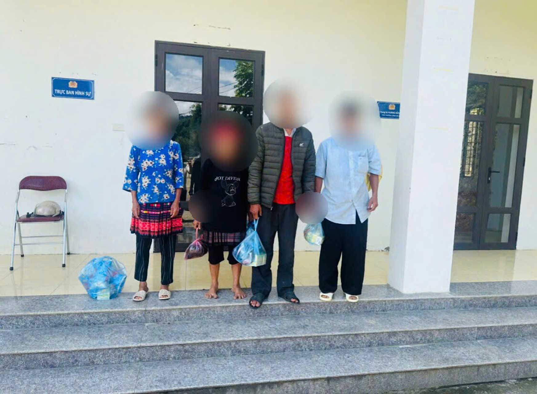 Công an xã Trạm Tấu đưa 4 đối tượng đi cai nghiện bắt buộc. Ảnh: Công an Lào Cai
