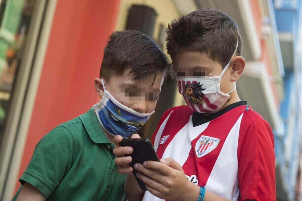 Malaysian online service providers will have to add new protection mechanisms to limit the registration and use of accounts with people under 16 years old. Photo: AFP