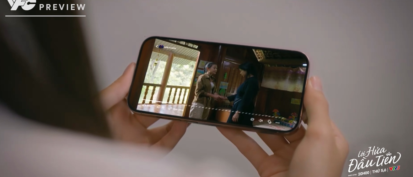 Vi Minh sốc khi Thanh Hương cho xem video về Ngân Khánh trong tập 12 phim “Lời hứa đầu tiên“. Ảnh: VFC.