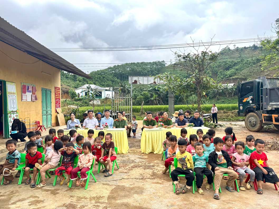 Lễ khởi công xây dựng điểm trường mới tại xã Châu Quế diễn ra trong không khí ấm áp, ý nghĩa. Ảnh: Công an Lào Cai