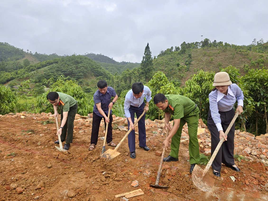 Lực lượng Công an tỉnh Lào Cai cùng địa phương khởi công xây dựng điểm trường Ao Ếch cho trẻ em vùng cao. Ảnh: Công an Lào Cai
