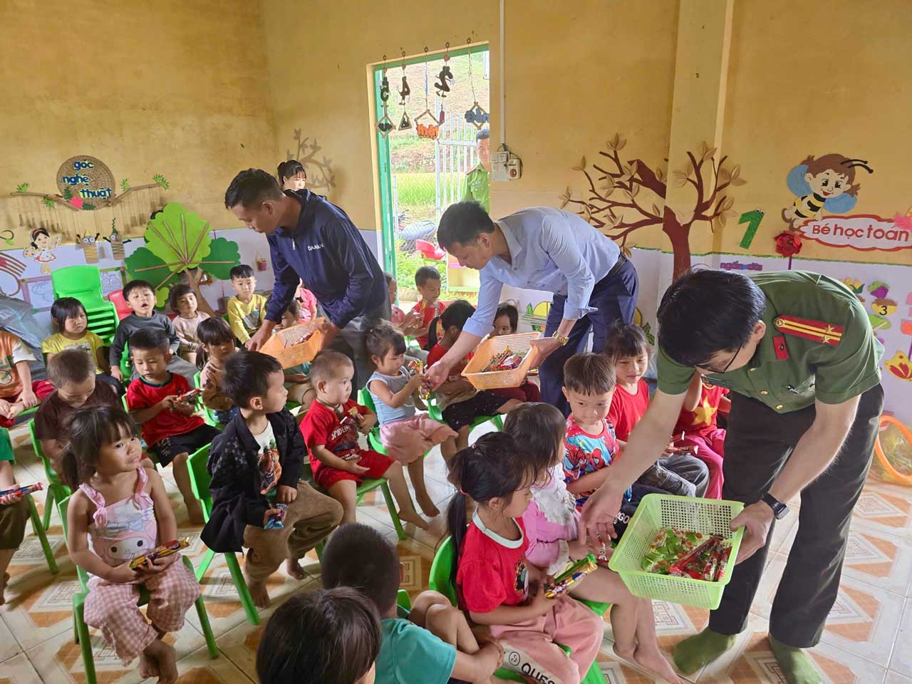 Những phần quà nhỏ được trao tận tay các em học sinh tại điểm trường Ao Ếch. Ảnh: Công an Lào Cai