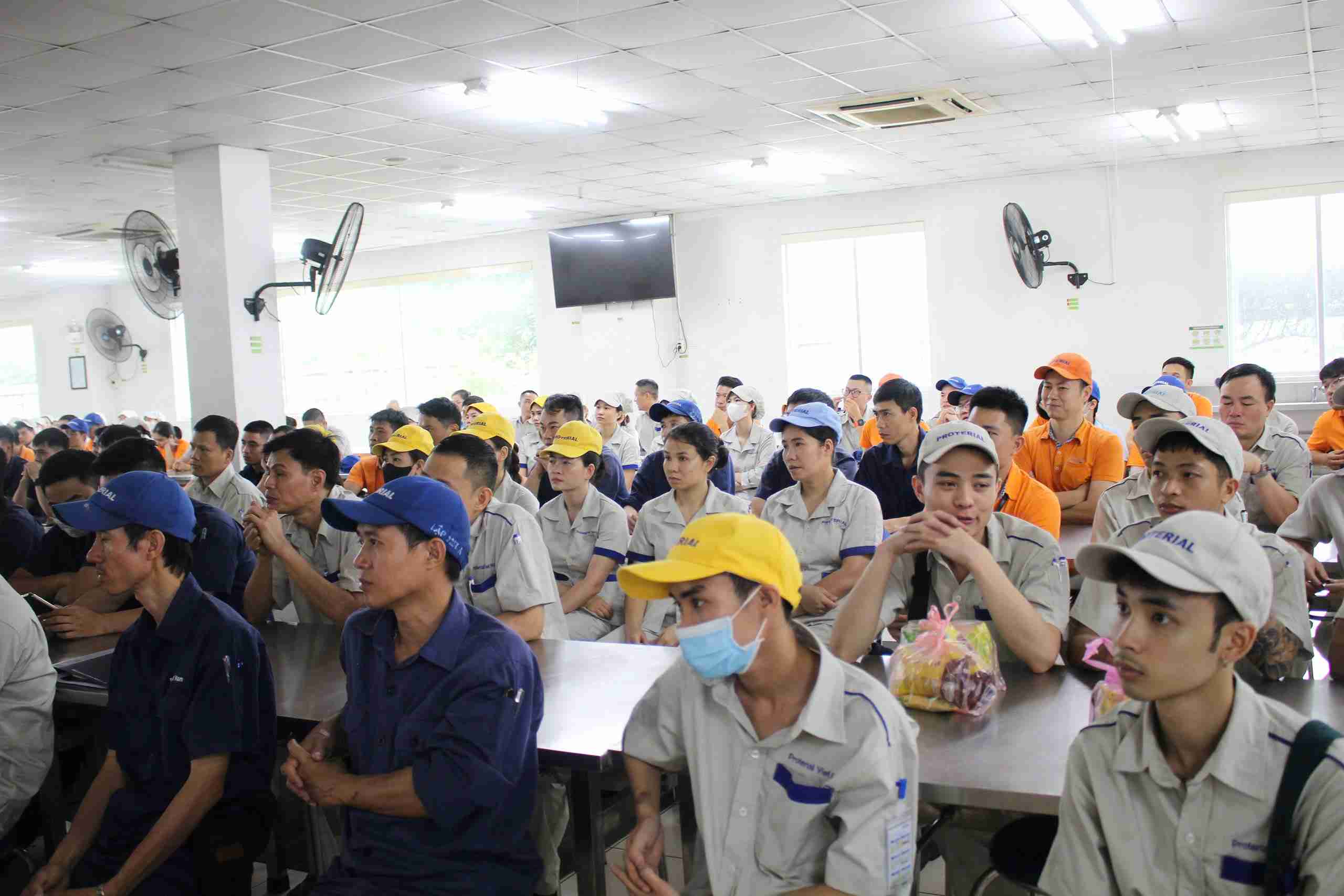 Workers of Proterial Vietnam Co., Ltd. participate in a legal propaganda program organized by the Hai Phong City Labor Federation. Photo: Mai Huong