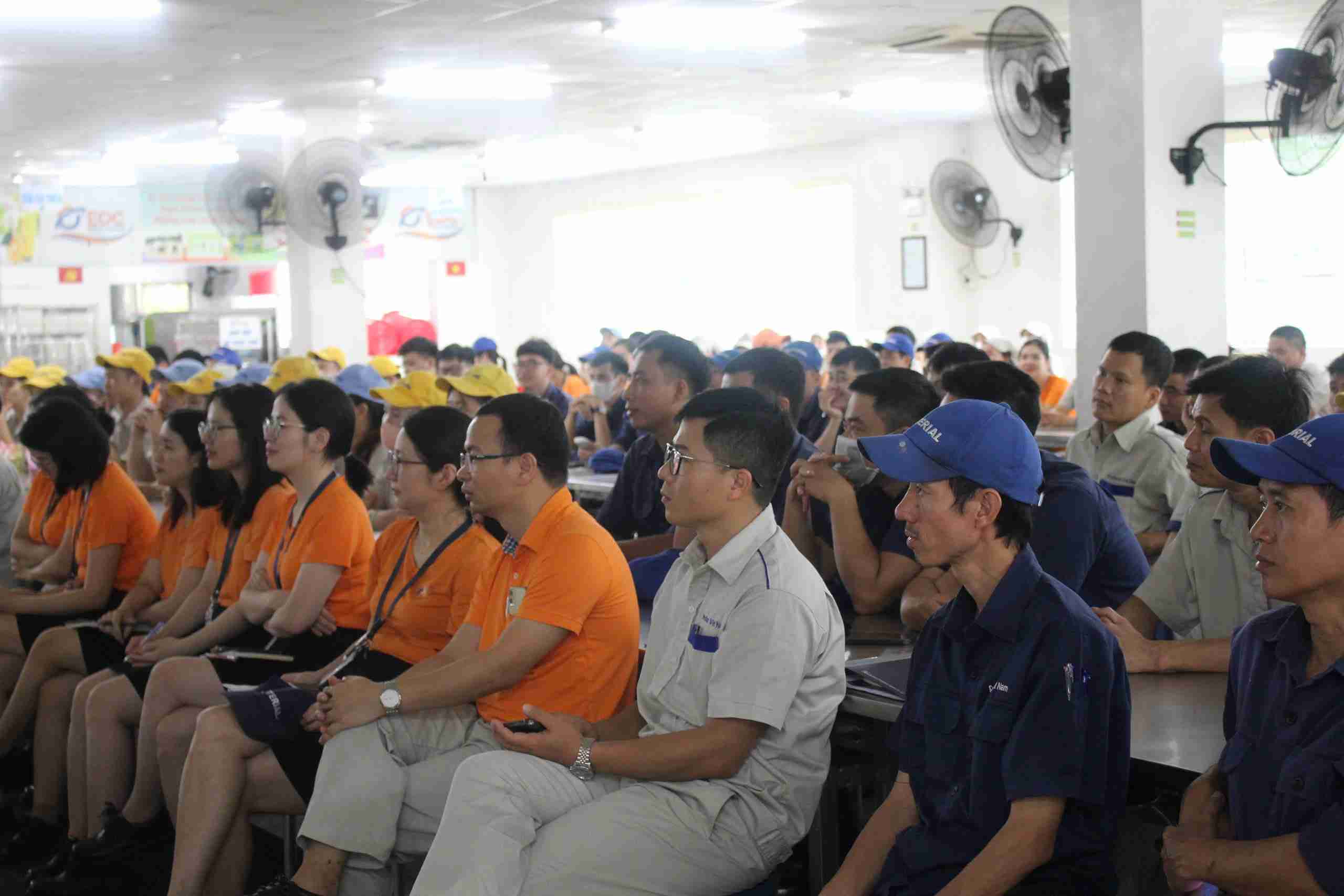 Đông đảo người lao động chăm chú lắng nghe các nội dung phổ biến về quyền lợi và chính sách dành cho mình. Ảnh: Mai Hương