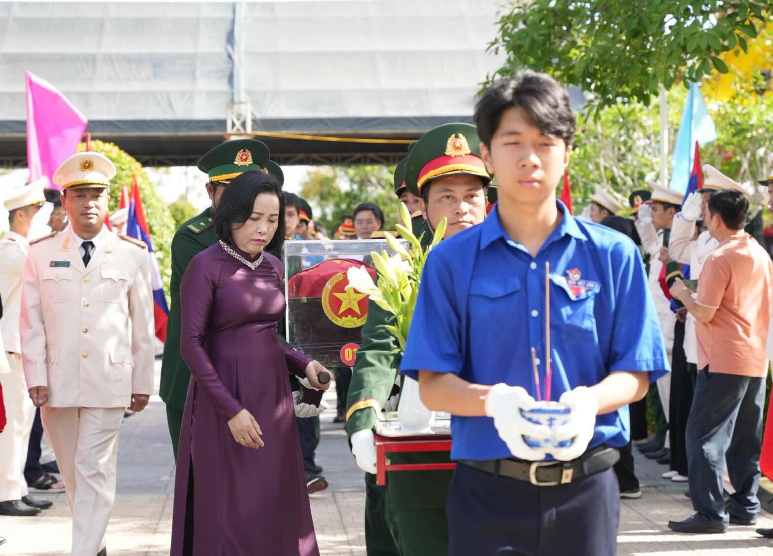 Member of the Party Central Committee, Vice Chairman of the National Assembly Nguyen Thi Thanh expressed gratitude and brought the remains of the martyrs to their final resting place. Photo: Le Dinh Hoang