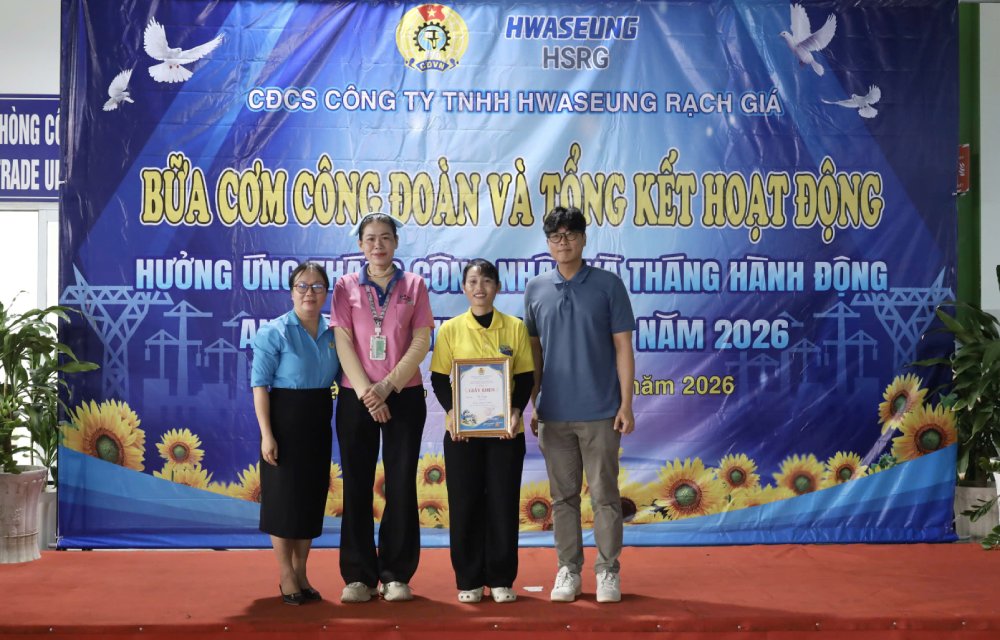 Awarding the First Prize of the "Workers Tell Stories" Contest, a special highlight of Workers' Month at Hwaseung Rach Gia Co., Ltd. Photo: Minh Man