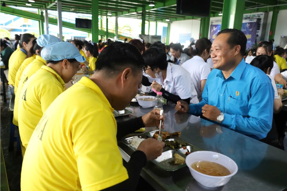 Phó Chủ tịch LĐLĐ tỉnh An Giang - Phạm Văn Đằng cùng dự bữa cơm Công đoàn. Ảnh: Minh Mẫn