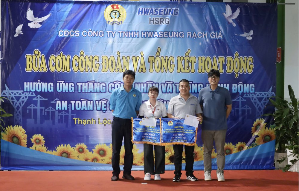 Trao giải nhất Hội thi “Hwaseung - Chung sức thi đua”. Ảnh: Minh Mẫn
