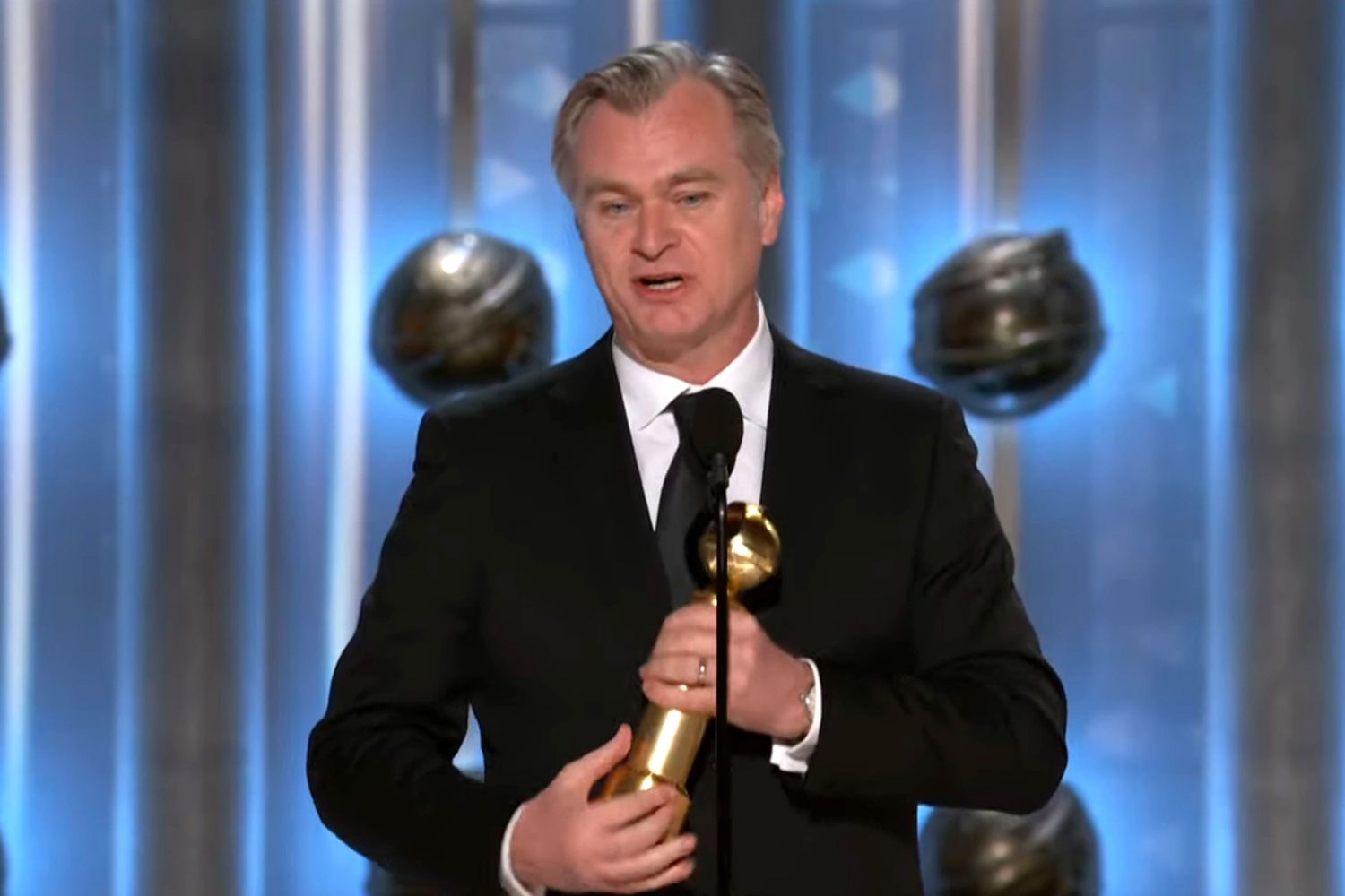 Đạo diễn Christopher Nolan nhận giải đạo diễn xuất sắc tại Quả cầu Vàng 2024. Ảnh: cắt từ video