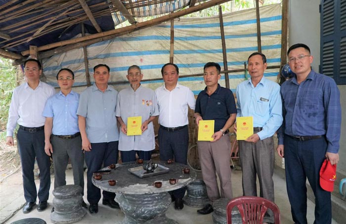 Mr. Nguyen Minh Phu (4th from right to left) - Vice Chairman of the Provincial People's Committee - presents gifts to 3 households that have made positive contributions to the relocation and site clearance of the Provincial Sports Center project. Photo: Quang Dat