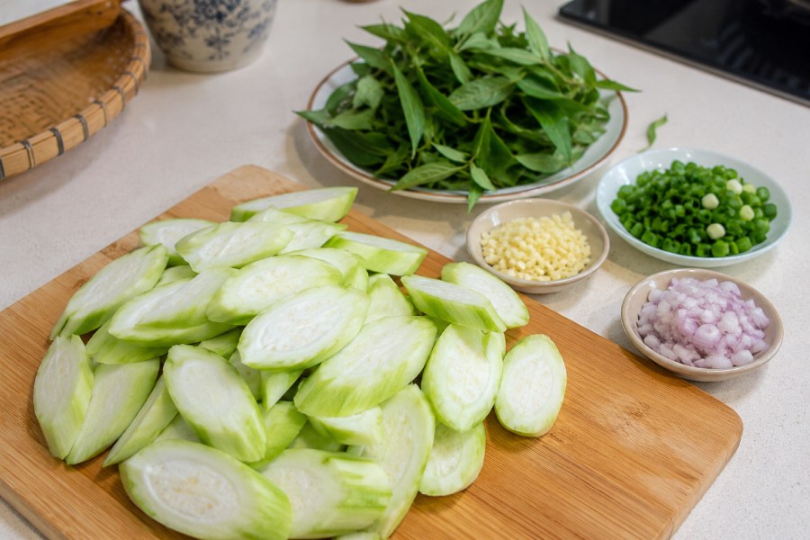 Mướp hương được cắt lát xéo để giữ độ giòn ngọt khi xào. Ảnh: Thùy Linh