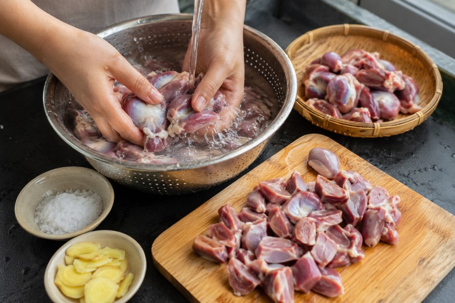 Lòng gà được làm sạch và cắt miếng vừa ăn trước khi chế biến. Ảnh: Thùy Linh