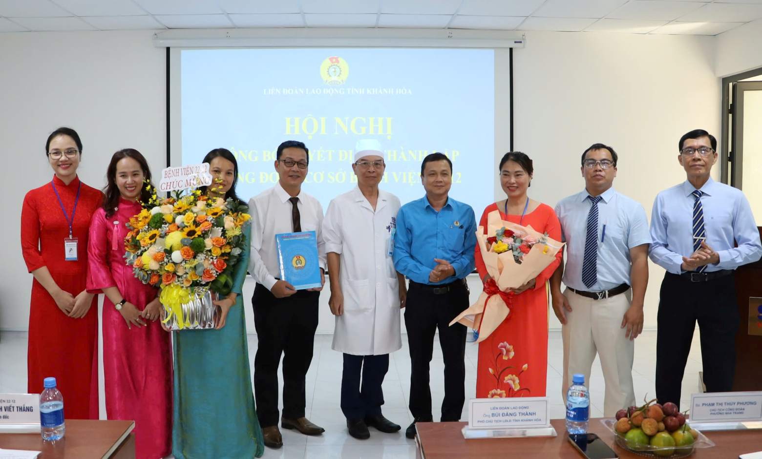 Mr. Bui Dang Thanh - Vice Chairman of Khanh Hoa Provincial Labor Federation - presents the decision to establish the grassroots trade union of Hospital 22-12 and admit union members. Photo: Phuong Linh