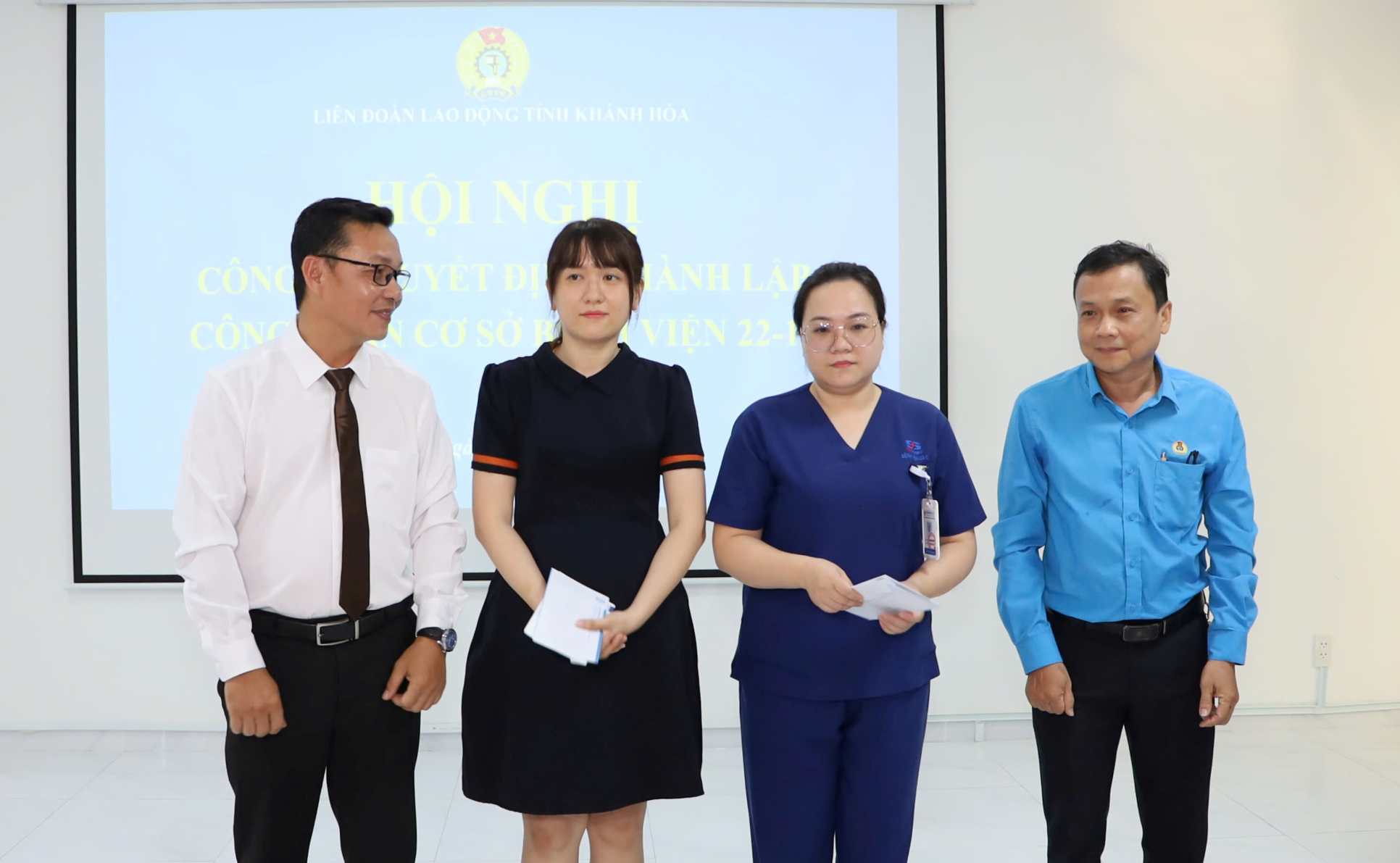 Lãnh đạo LĐLĐ tỉnh Khánh Hòa và Chủ tịch CĐCS trao hỗ trợ cho 2 đoàn viên khó khăn. Ảnh: Phương Linh
