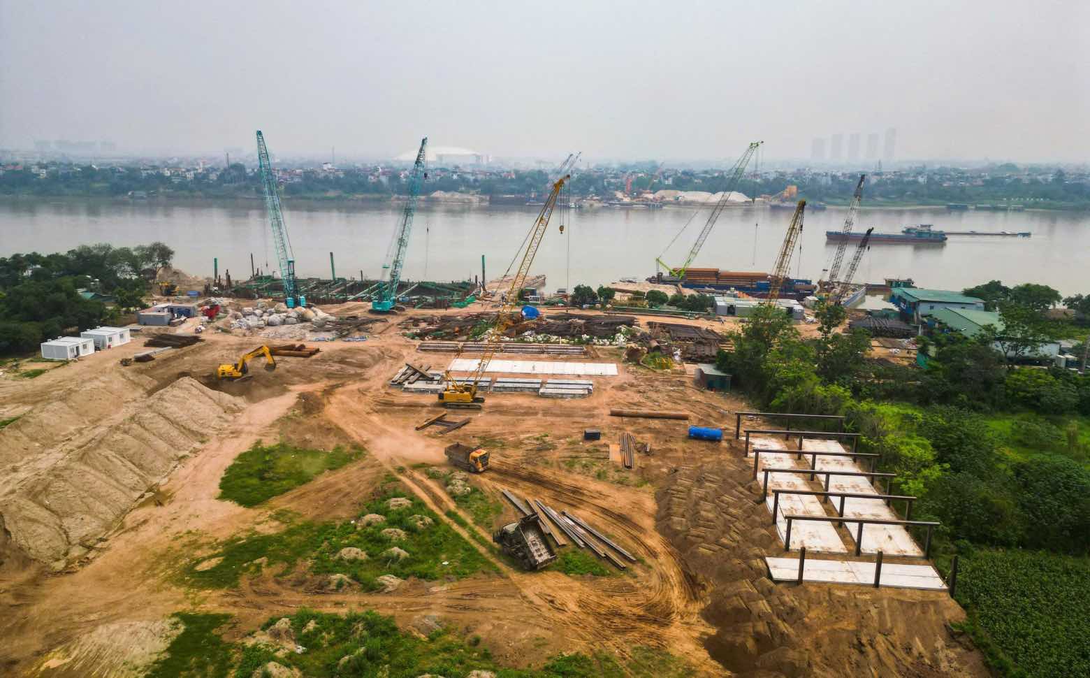 Construction site of the Hong River overpass. Photo: Huu Chanh