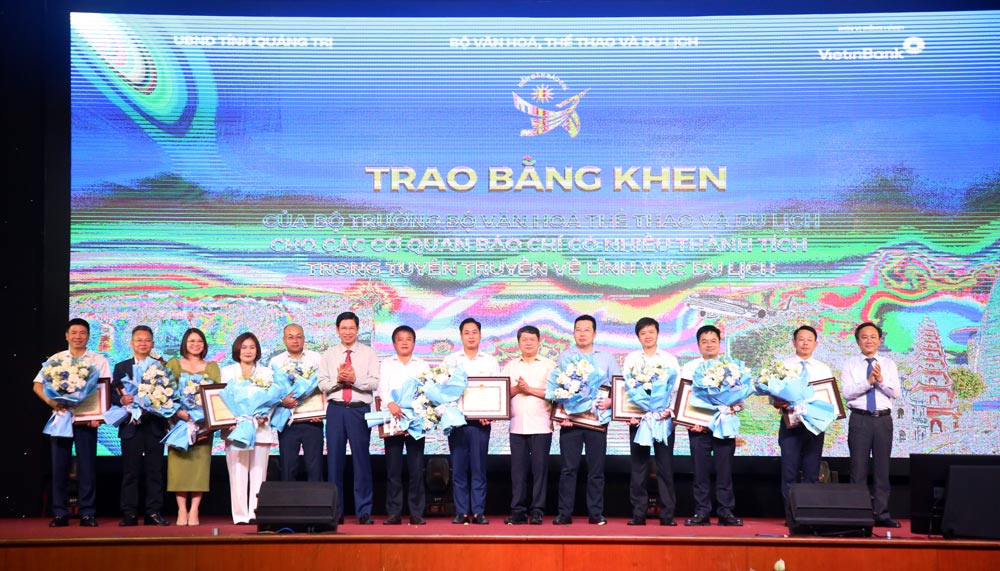 The Organizing Committee of the Forum "The role of the press in promoting the tourism economy in Vietnam in 2026" awarded Certificates of Merit to press agencies. Photo: Nguyen Luan