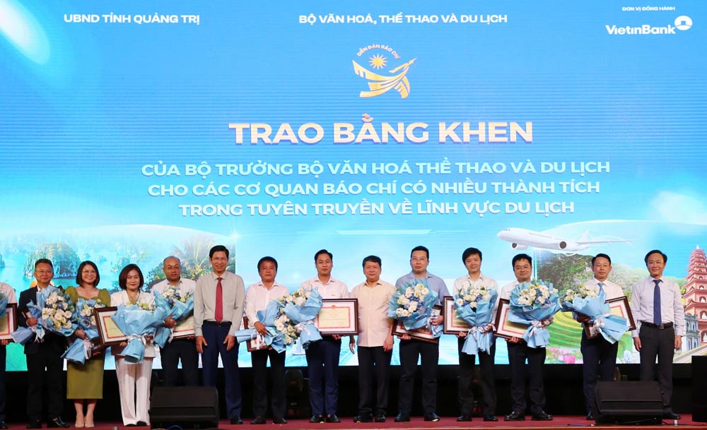 The Organizing Committee of the Forum "The role of the press in promoting the tourism economy in Vietnam in 2026" awarded Certificates of Merit to press agencies. Photo: Nguyen Luan