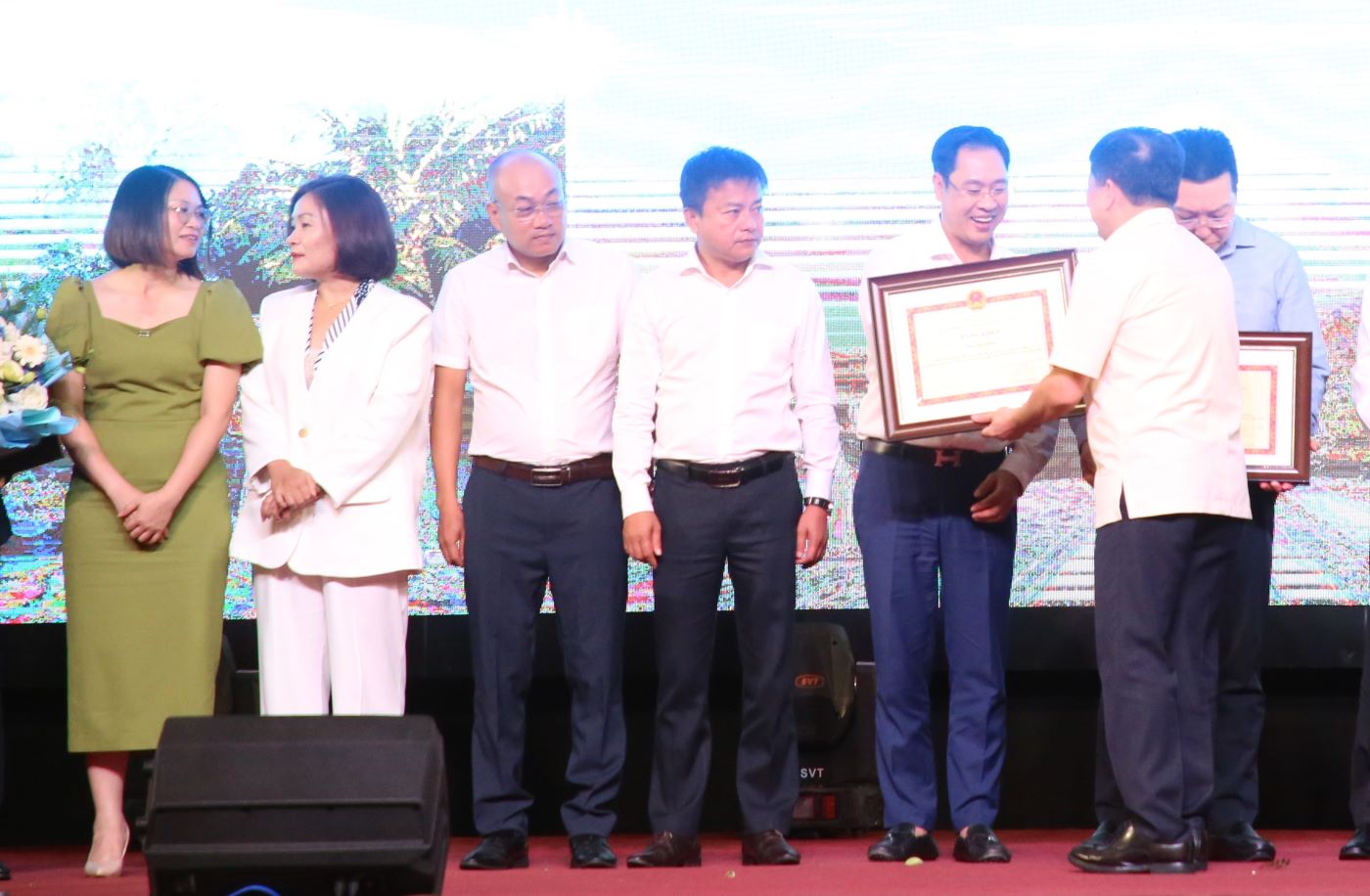 Báo Lao Động nhận Bằng khen của Bộ trưởng Bộ Văn Hóa, Thể thao và Du lịch. Ảnh: Nguyễn Luân