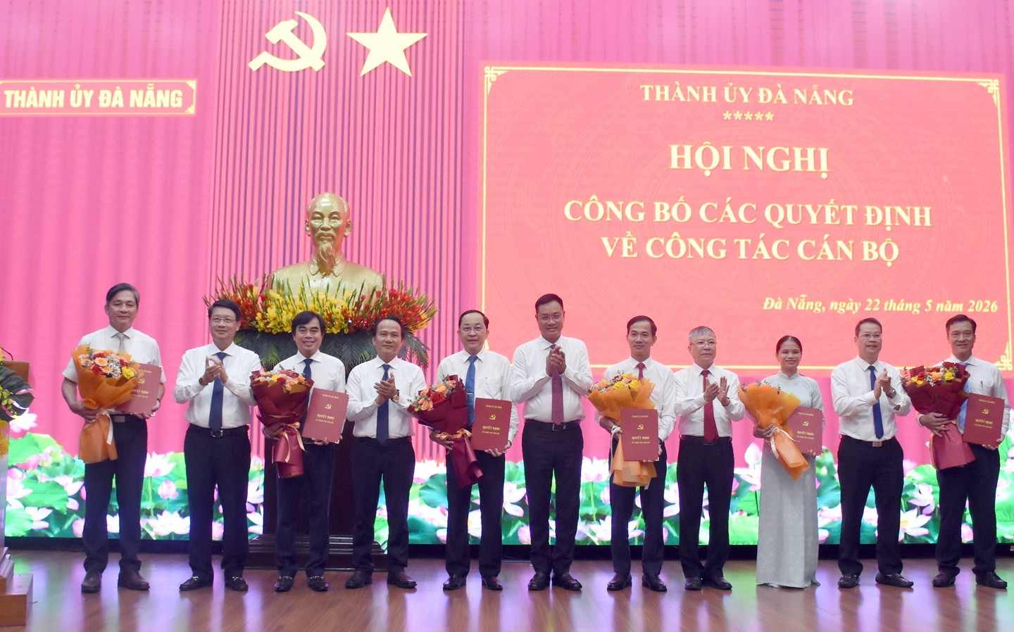 Da Nang city leaders present decisions and flowers to congratulate officials receiving new assignments. Photo: Nguyen Dinh
