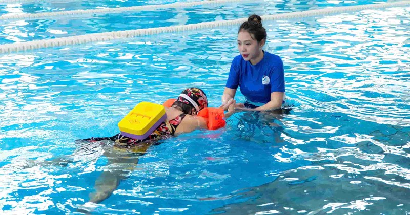 Giáo viên bơi cảnh báo phụ huynh về đuối nước mùa hè