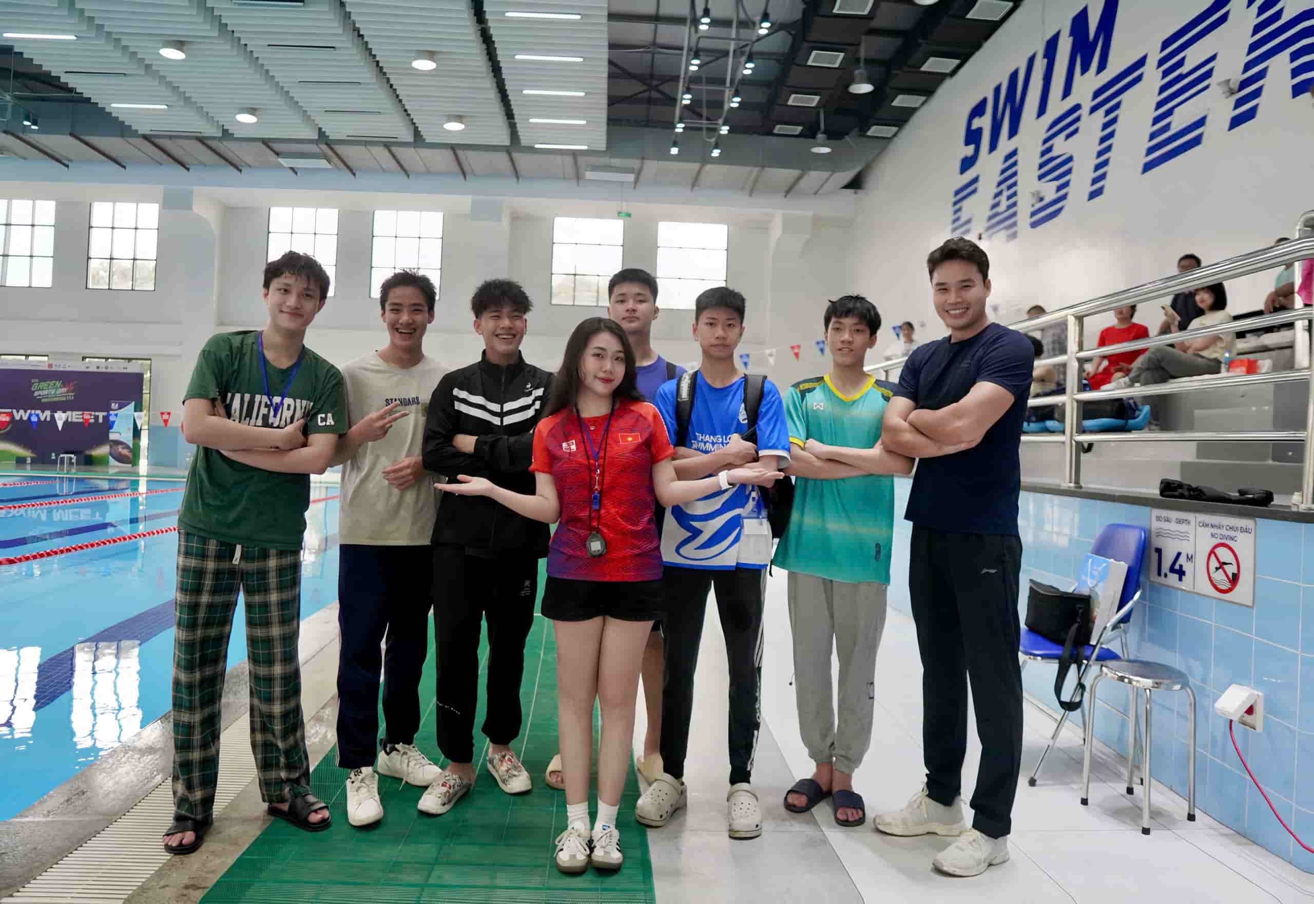 Chị Nguyễn Hà Phương (áo đỏ ở giữa) - giáo viên bơi lội tại một bể bơi ở Hà Nội, cho rằng kỹ năng bơi lội rất cần thiết, giúp trẻ có thể tự bảo vệ bản thân khi tiếp xúc với môi trường nước. Ảnh: NVCC