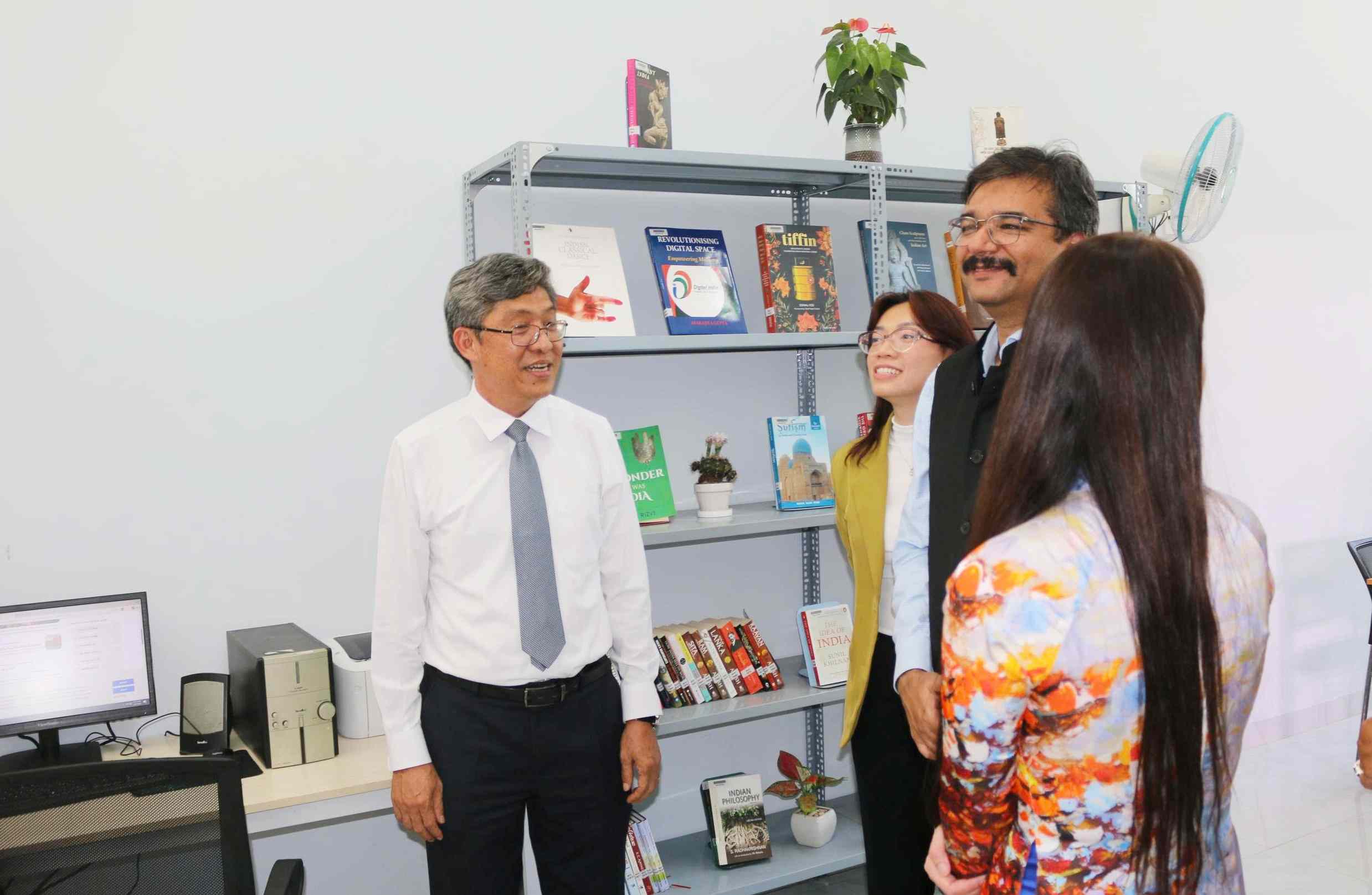 Ông Nguyễn Minh - Phó Chủ tịch UBND tỉnh Lâm Đồng trao đổi với tiến sĩ Vipra Pandey Tổng Lãnh sự Ấn Độ tại TPHCM. Ảnh: Nguyễn Giang 
