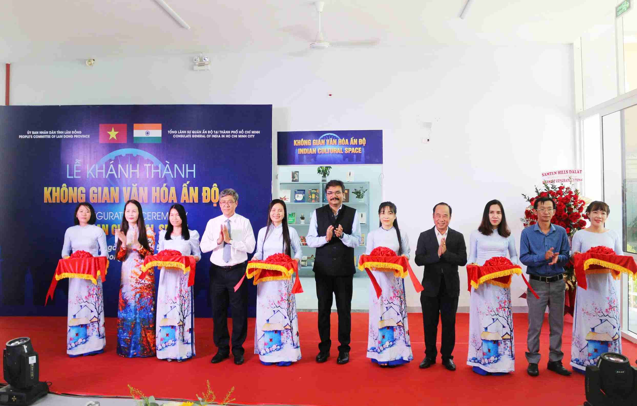 Delegates cut the ribbon to inaugurate the Vietnamese and Indian cultural space. Photo: Nguyen Giang