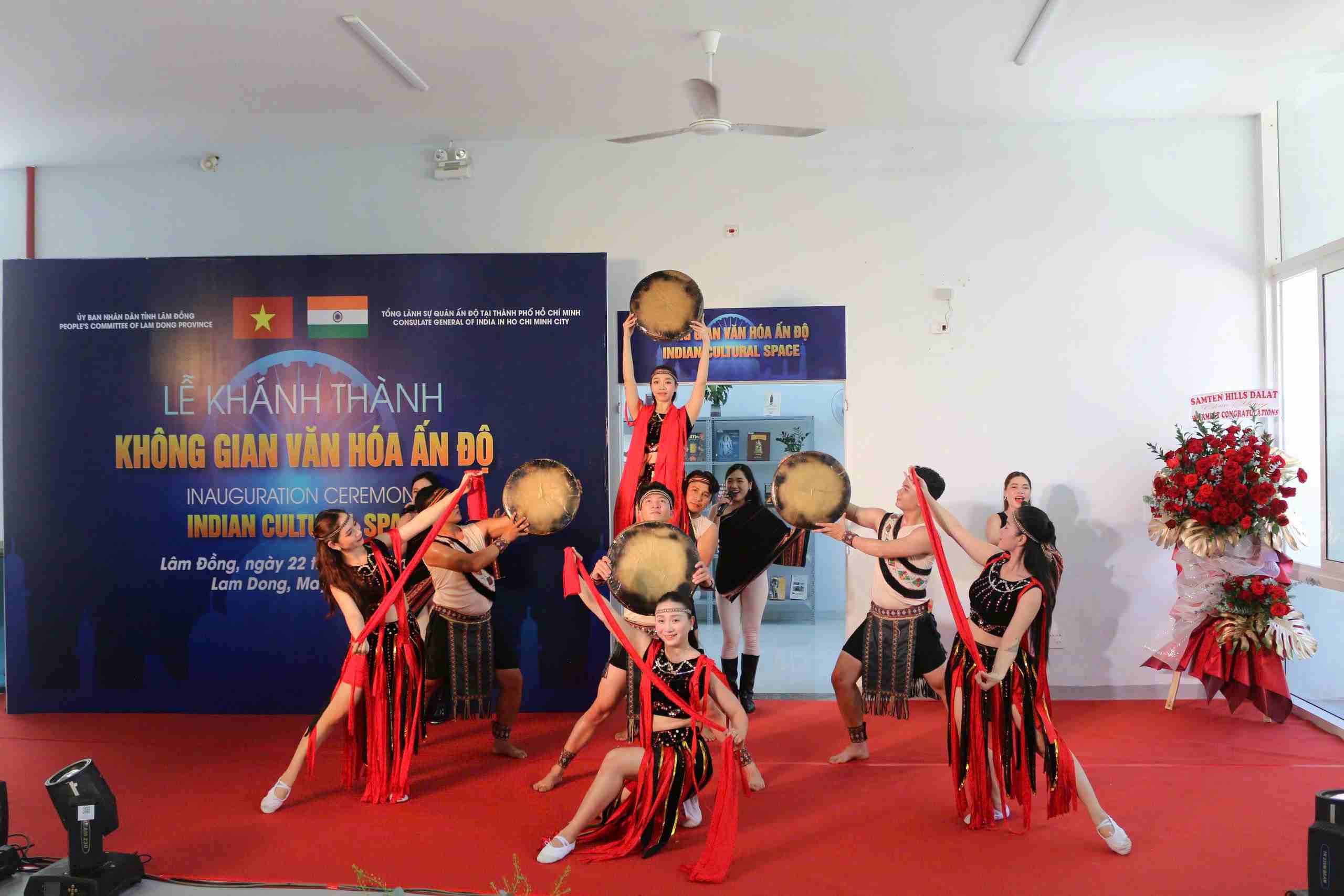 Biểu diễn văn nghệ tại lễ khánh thành. Ảnh: Nguyễn Giang 