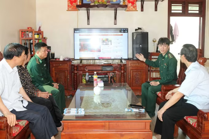 Bộ đội Biên phòng tỉnh Lạng Sơn tuyên truyền, phổ biến kiến thức pháp luật đến nhân dân biên giới trên môi trường mạng. Ảnh: Nguyễn Quang Duy/TTXVN