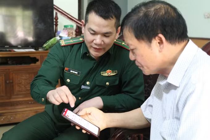 Officials of Chi Ma border guard station, Lang Son province guide people in Mau Son commune to use digital applications on smartphones. Photo: Nguyen Quang Duy/VNA